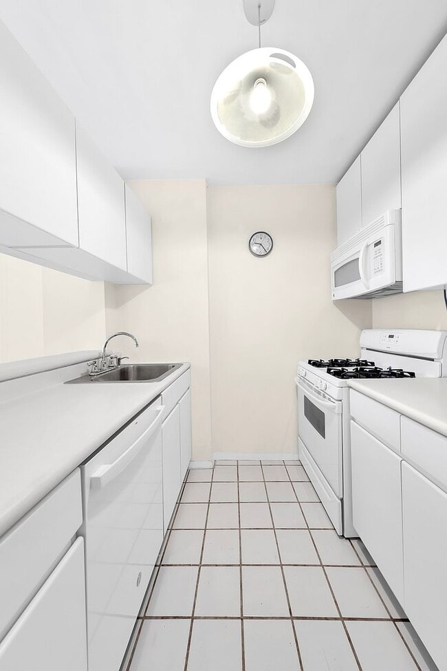 Building Photo - 215 W 95th St