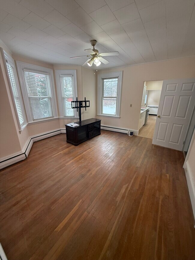 Sala/comedor - 74 Morse St