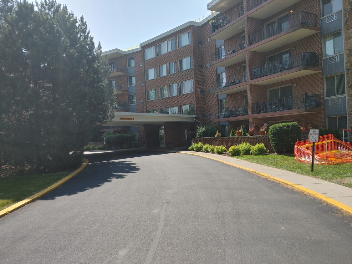 Entrance to the building. - 18 E Old Willow Rd