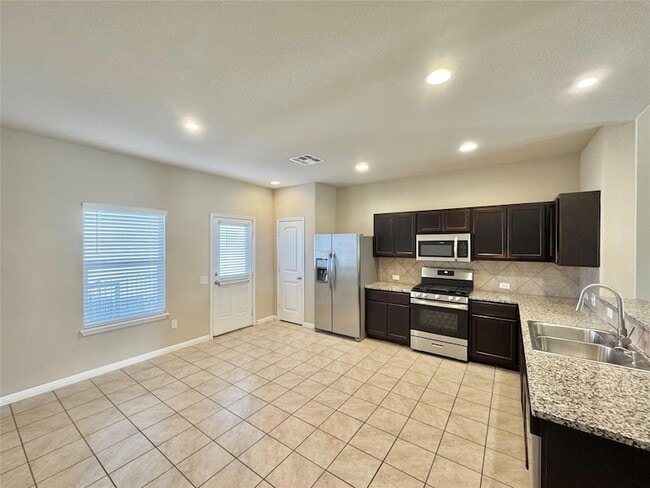 Foto del edificio - 1521 Maier Dr