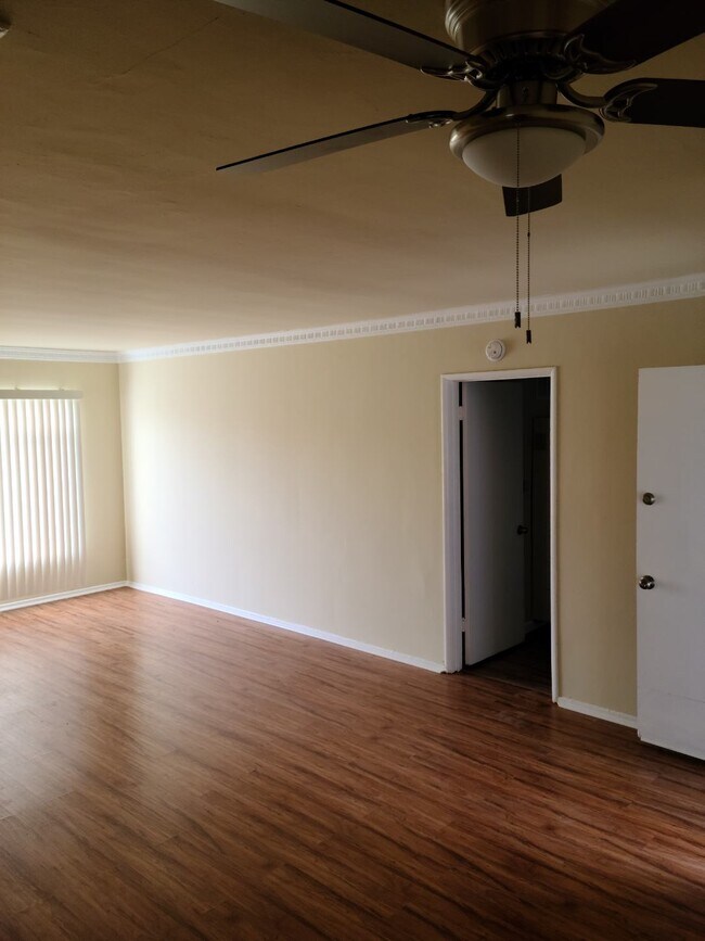 Foto del edificio - 1745 N Kingsley Dr