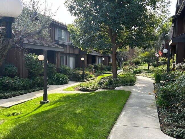 Foto del edificio - 1327 Westmont Dr