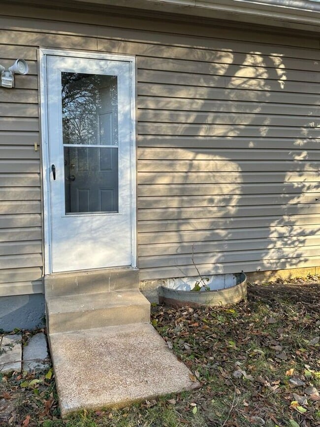 Building Photo - Cozy 2-Bedroom Home with Hardwood Floors N...