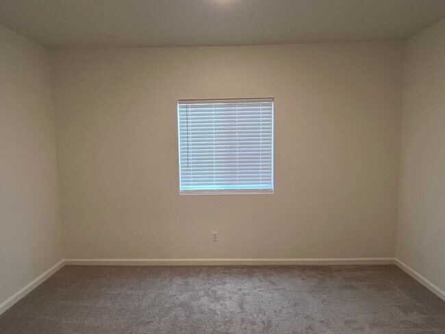 Foto del edificio - BEAUTIFUL NEWER HOME IN WEST ROSEVILLE!!