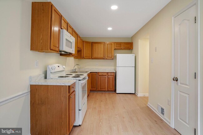Building Photo - 9007 Sandalwood Dr