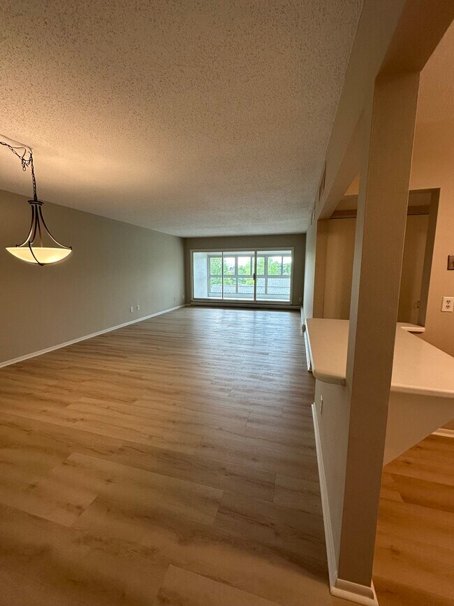 Comedor, sala, porche. - 4075 W 51st St