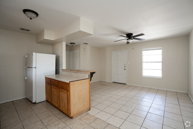 2HAB - 1BA - 850 ft² - Cocina - Live Oak Apartments