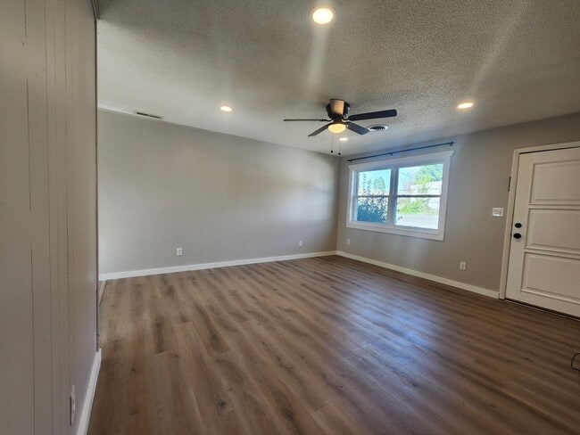 Building Photo - Maryville 37804 - 2 bedroom 1 bath duplex - call Tom Parry 865-607-3649