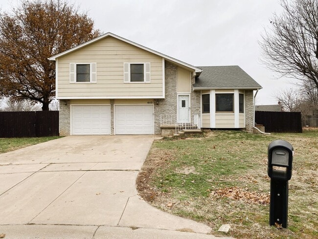 Building Photo - 4 Bedroom 3 Bath Updated West Side Home - ...