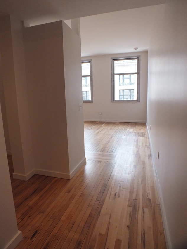 Primary Photo - 11 E Gay St