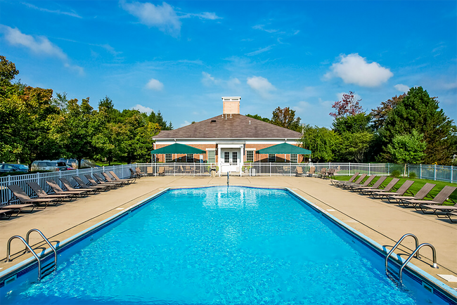 PoolOverview - Berkley Manor