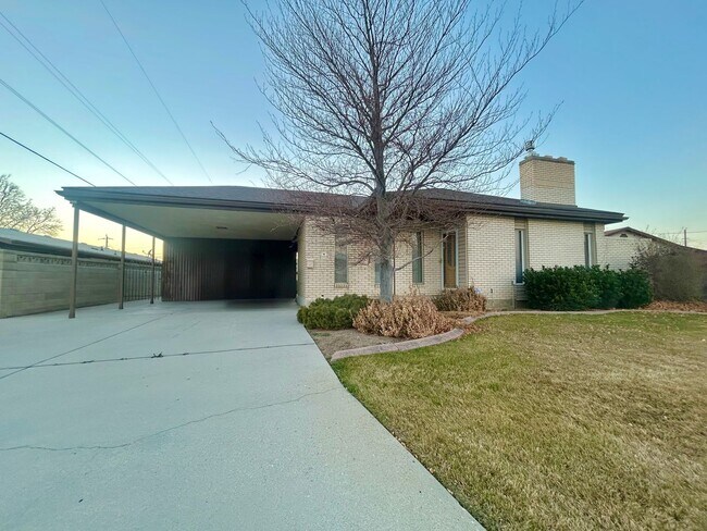 Foto del edificio - Spacious and Updated 4-Bedroom – Landscaping Included!