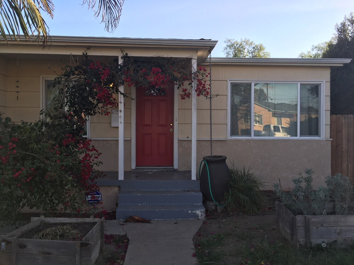 Front door and patio. - 5019 Date St