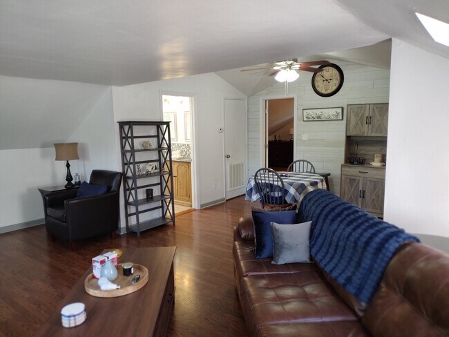 Foto del edificio - 2328 Cedar Ln