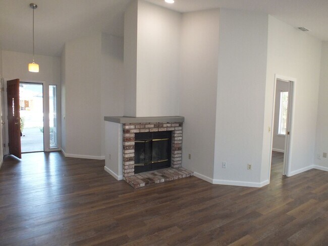 Foto del edificio - 3/2 1700 sf in Folsom Willow Creek Estates