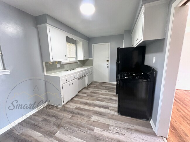 Building Photo - LaMor Plaza 15329