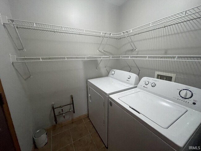 Foto del edificio - 5653 Bingham Dr