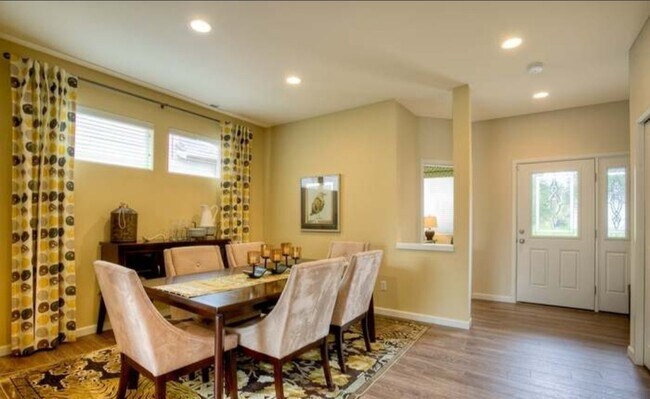 Main dining upon entry - 18919 110th Avenue Ct E