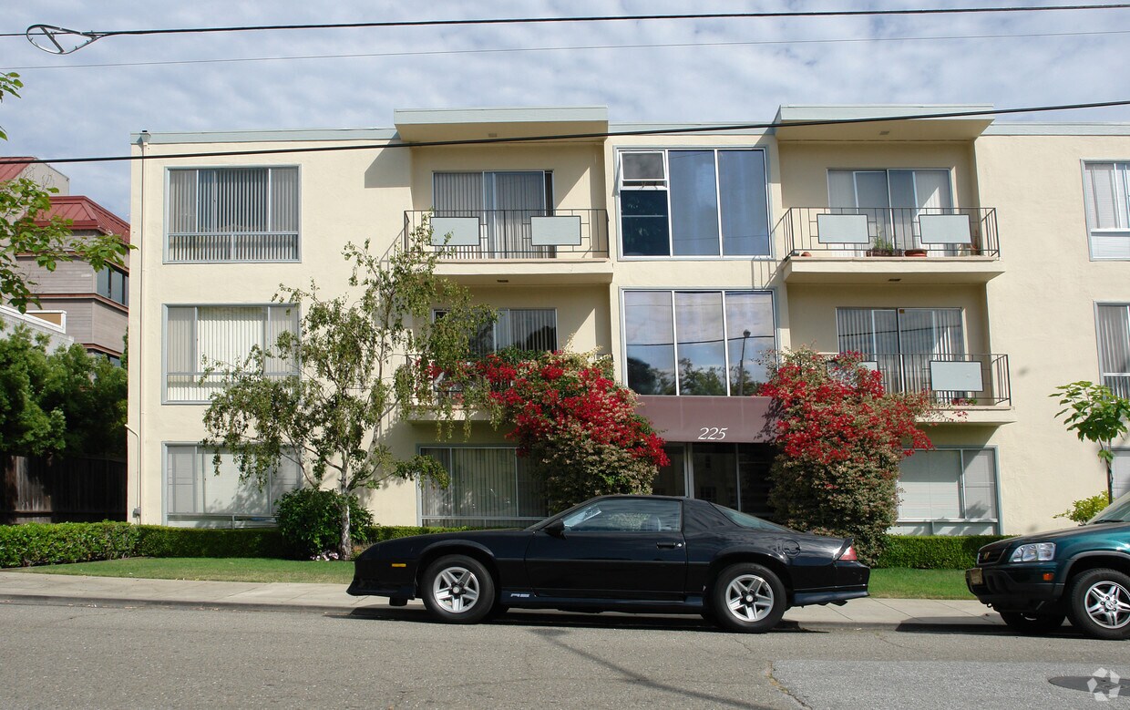 Building Photo - 225 Catalpa St