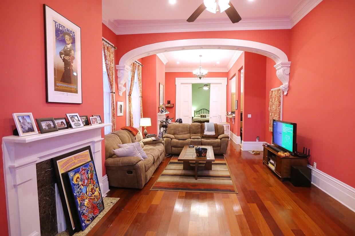 Living room - 920 Jackson Ave