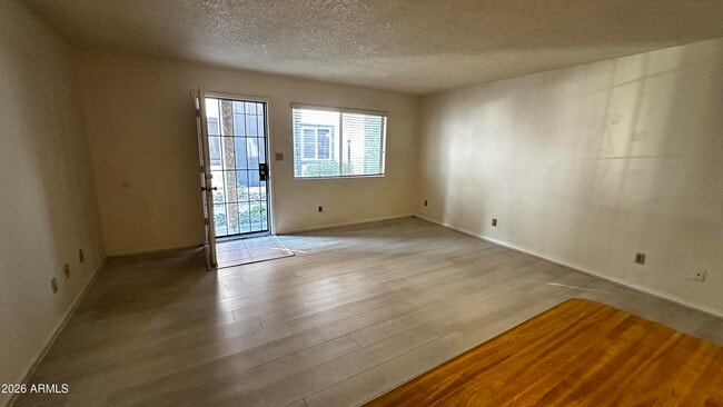 Foto del edificio - 700 W University Dr