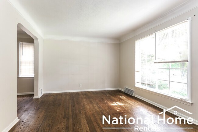 Building Photo - 1368 Villa Dr