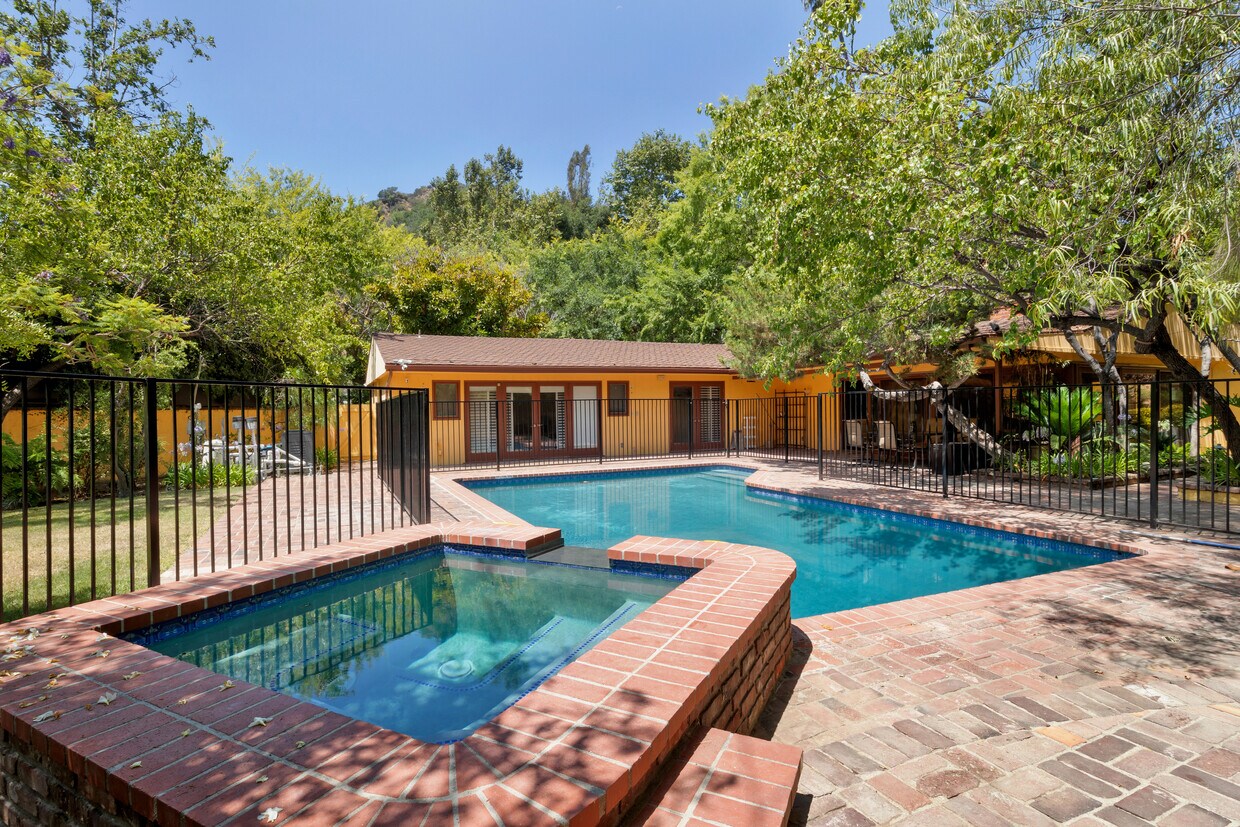 2500 Benedict Canyon Dr, Beverly Hills, CA 90210 House Rental in