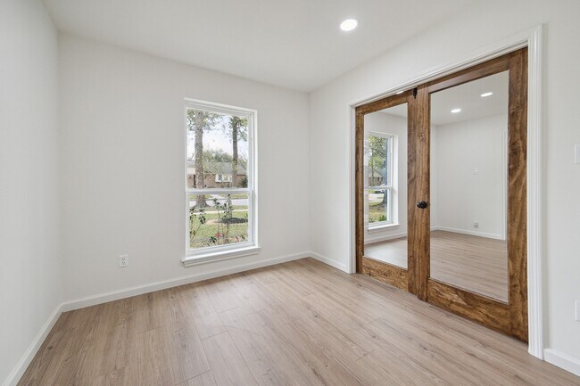 Foto del edificio - 9719 Springmont Dr