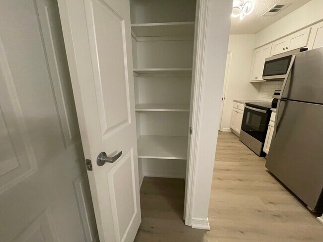 Foto del edificio - 4270 Calinda Ln