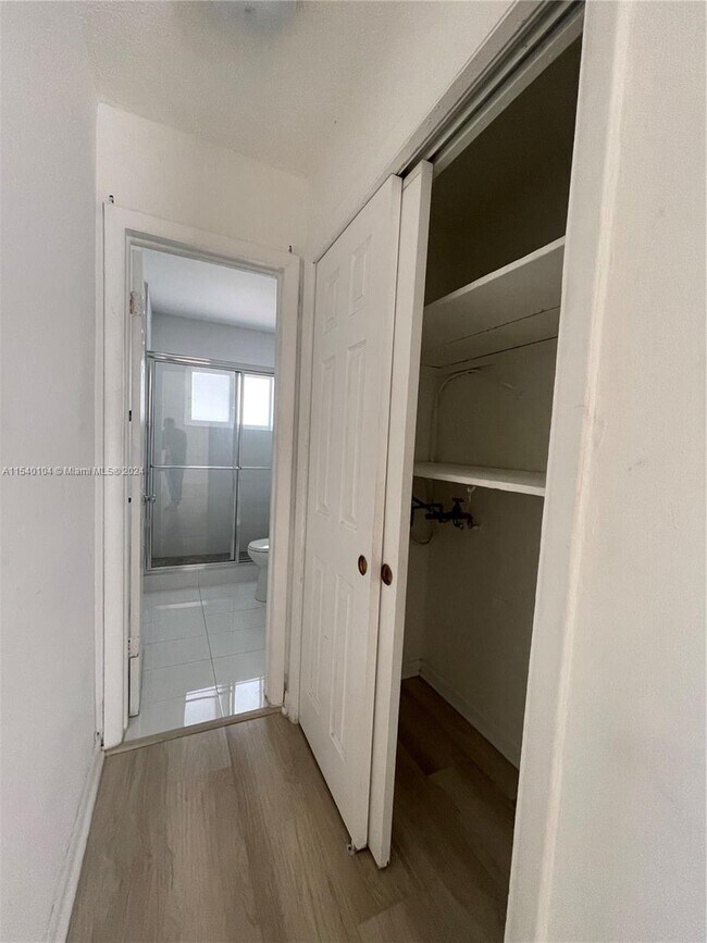 Foto del edificio - 570 NE 63rd St