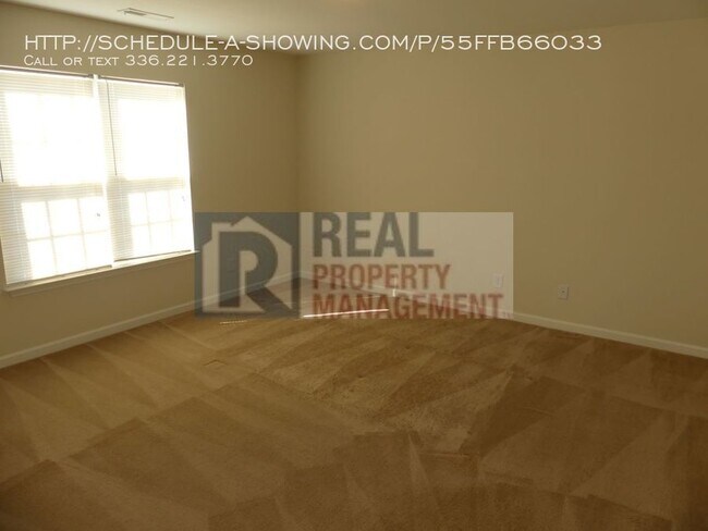 Building Photo - 3 Bed / 2.5 Bath Home in North Greensboro