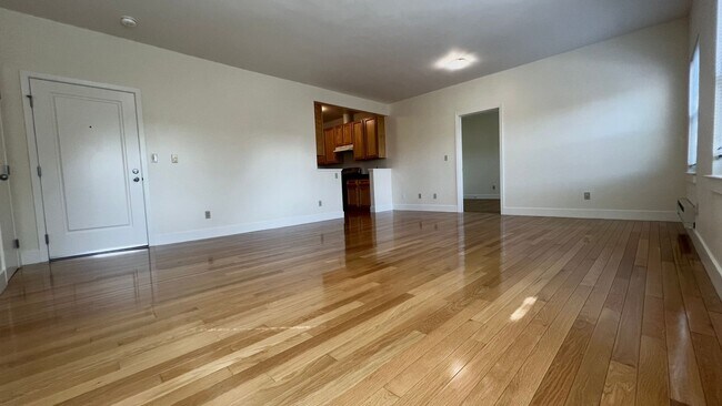 Foto del edificio - Beautiful Spacious 2 bd/1ba filled with light in Popular Neighborhood – Oakland, Emeryville, and ...