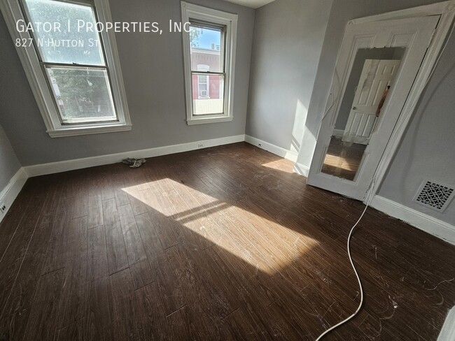 Foto del edificio - 827 Hutton St