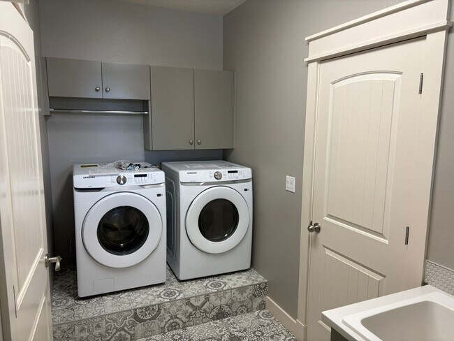 Foto del edificio - "Luxury Living: Stunning home with marble counter tops & Fireplace!"