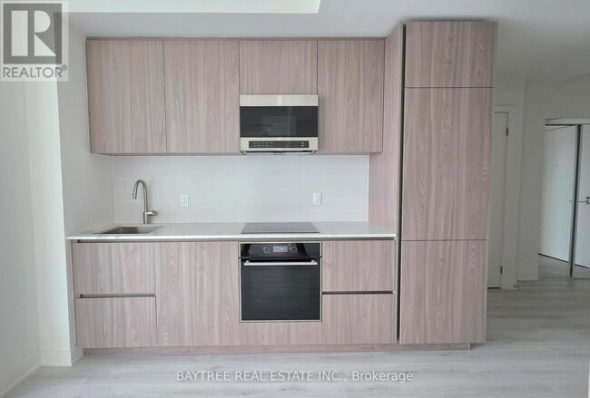 Photo du bâtiment - 120 Broadway Ave