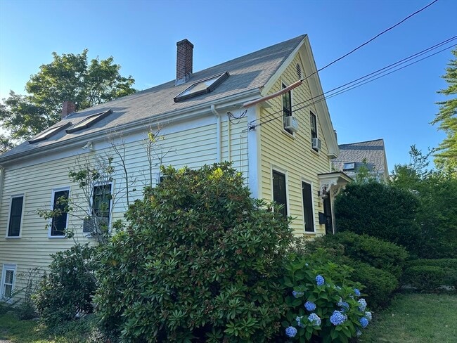 Building Photo - 40 Forest St