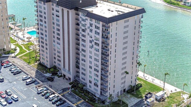 Foto del edificio - 5220 Brittany Dr S