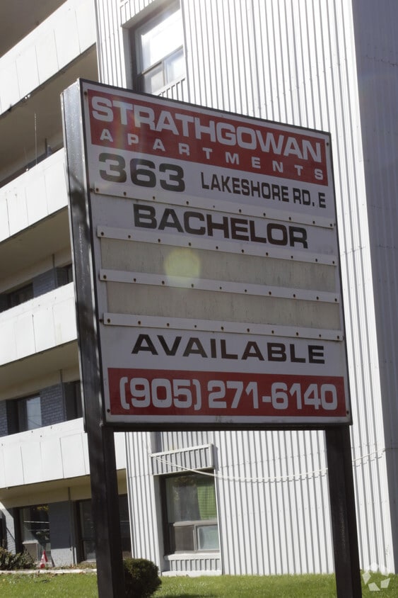 Photo du bâtiment - Strathgowan Apartments