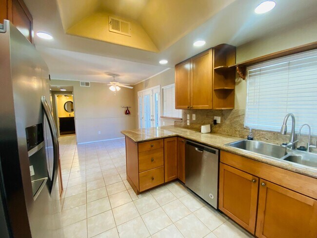 Building Photo - Stunning 4 Bedroom 3 Bathroom Home in Esco...