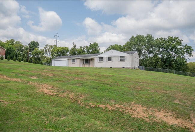 Building Photo - 305 Rosehill Dr