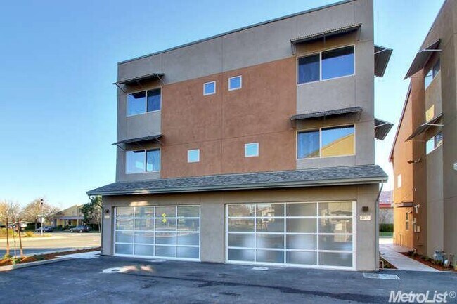 Building Photo - Gorgeous 2 bed/2 bath Loft