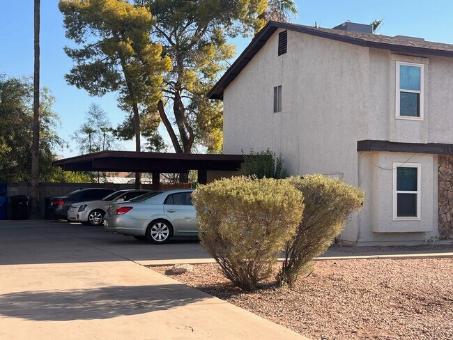 Foto del edificio - 1440 E Knoll Cir