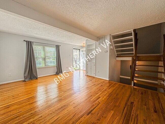 Foto del edificio - 8627 Spring Creek Ct