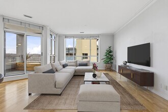 Building Photo - 980 Yonge St