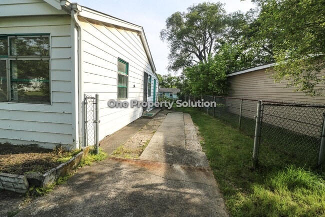 Building Photo - 4240 20th Pl