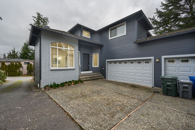 Building Photo - Great location, 4 bed 3.5 bath 3200 sq ft ...