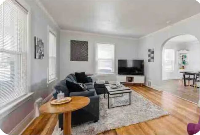 Building Photo - 4 bed with office 1.5 bath Urban Artsy Home