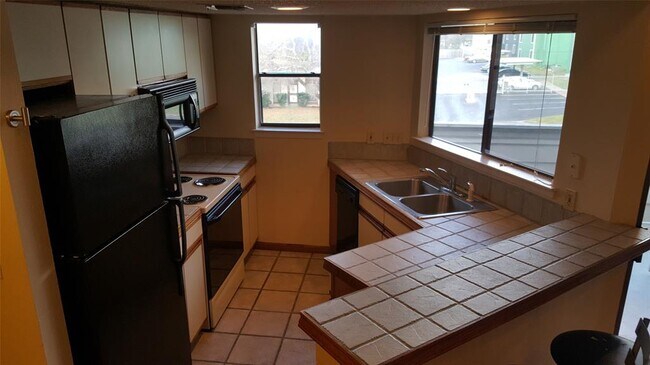 Foto del edificio - 2500 Burleson Rd