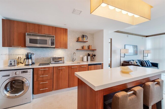 Building Photo - 6801 Collins Ave
