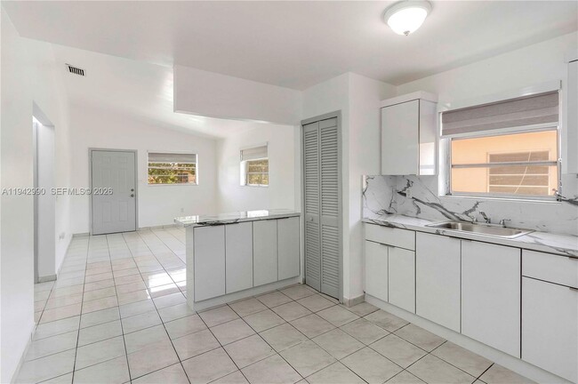 Foto del edificio - 642 E 2nd Ave